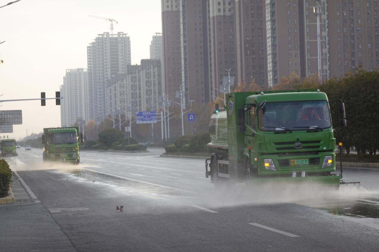 首批10台氢能源环卫车在郑州市经开区“上岗” 
