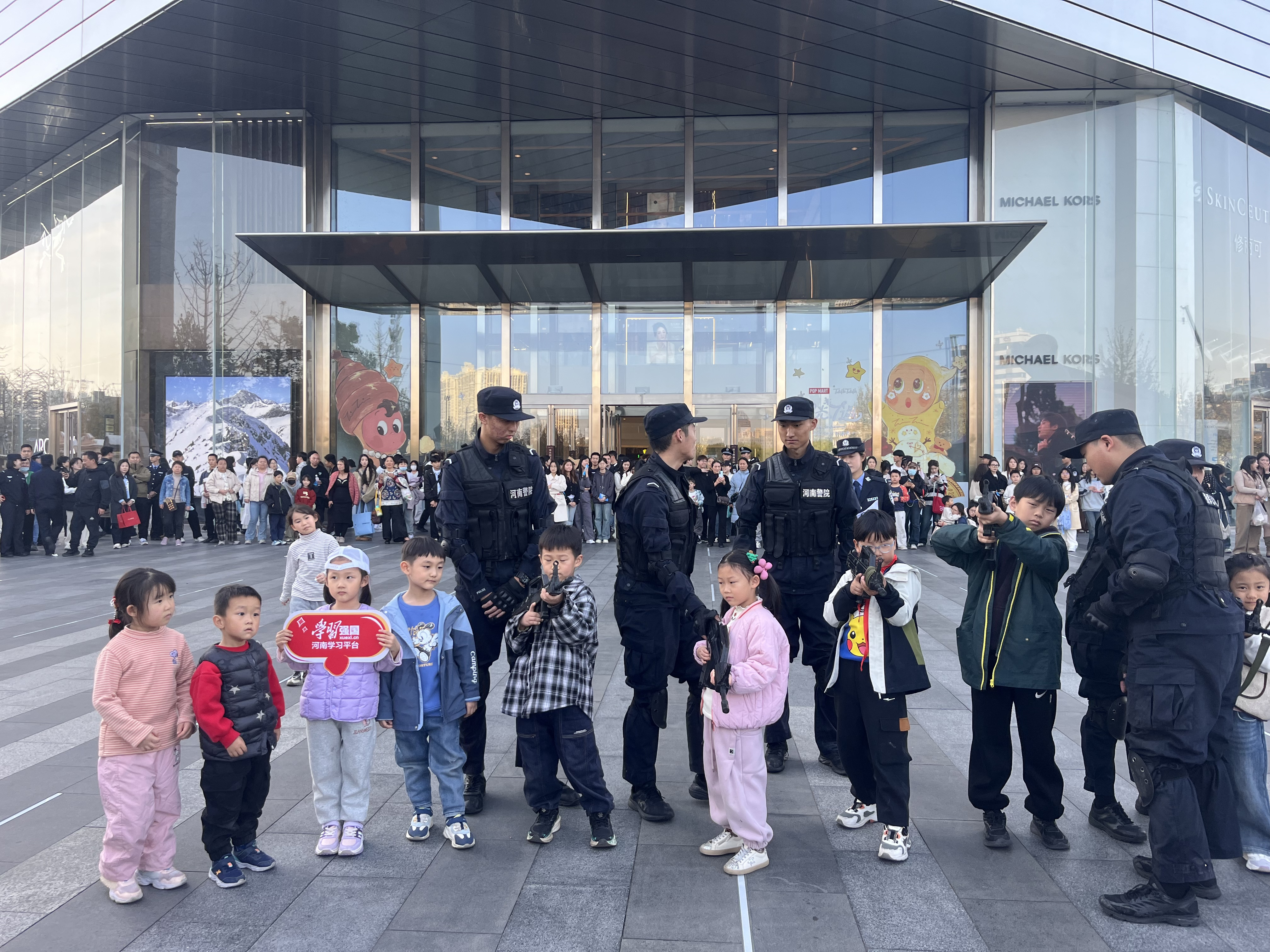 全网传播超2500万！河南400余名高校学子在商圈掀起青春风暴